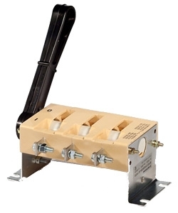 Выключатель-разъединитель ВР32-31 А 31140-00 УХЛ3, 100А, несъёмная передняя смещённая рукоятка, 3-х полюсный на одно направление, с д/г камерами