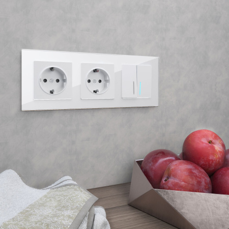 Favorit Рамка на 3 поста (белый,стекло) Werkel