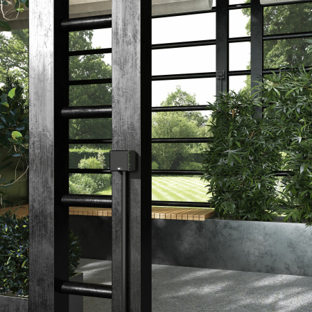 Розетка влагозащ. с зазем. с защит. крышкой и шторками (черный/хром) Gallant ОУ IP44 Werkel