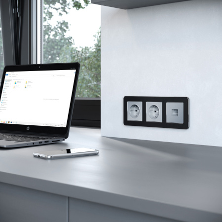 Platinum Рамка на 3 поста черный алюминий Werkel