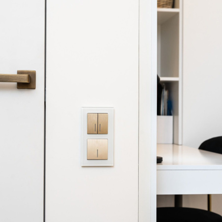 Выключатель двухклавишный проходной с подсветкой (шампань рифленый) СУ IP20 Werkel