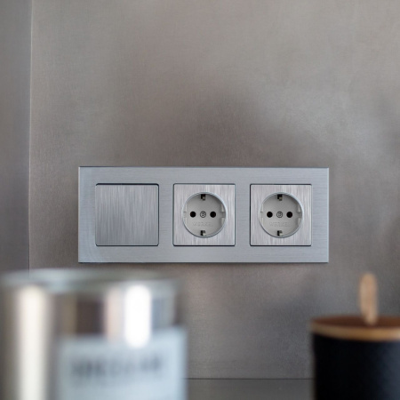 Встраиваемые механизмы Розетка СУ 1 мест. с зазем. 16А cеребряный рифленый IP20 Werkel