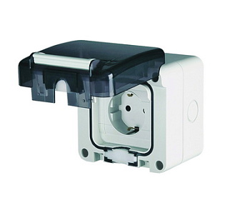 Розетка настенная IP66 с вставленной вилкой DKC