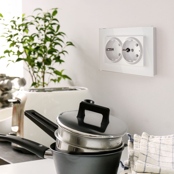 Favorit Рамка для двойной розетки (белый,стекло) Werkel