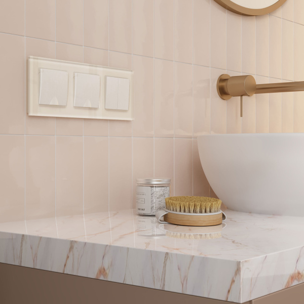 Favorit Рамка на 3 поста (молочный, стекло) Werkel