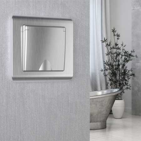 Розетка влагозащ. с зазем. с защит. крышкой и шторками (cеребряный рифленый) СУ IP44 Werkel