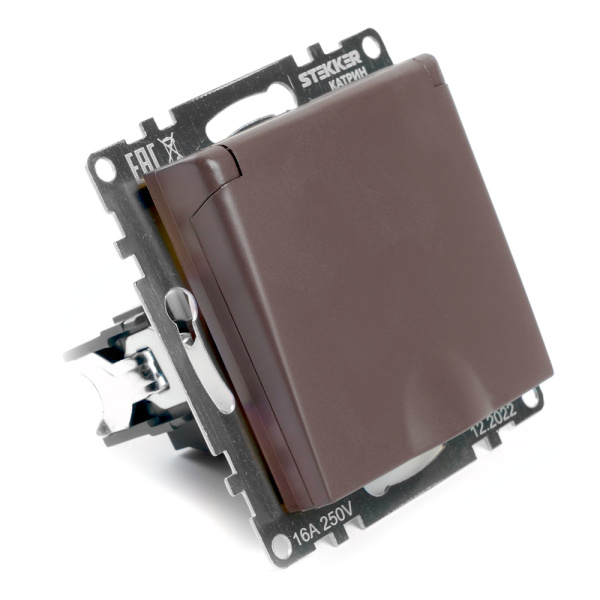 Розетка 1-местная с/з с крышкой (механизм), STEKKER GLS16-7112-04, 250В, 16А с защитной шторкой, серия Катрин, шоколад Розетка 1-местная с/з с крышкой (механизм), STEKKER GLS16-7112-04, 250В, 16А с защитной шторкой, серия Катрин, шоколад