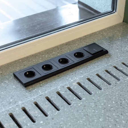 Розетка с заземлением, безвинтовой зажим (черный матовый) СУ IP20 Werkel