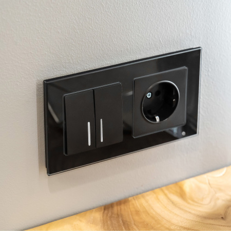 Розетка с заземлением, безвинтовой зажим (черный матовый) СУ IP20 Werkel