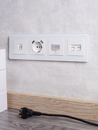 BRITE Рамка 4-мест. РУ-4-2-Бр стекло бел. RE IEK