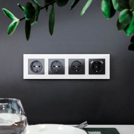 Favorit Рамка на 4 поста (белый, стекло) Werkel