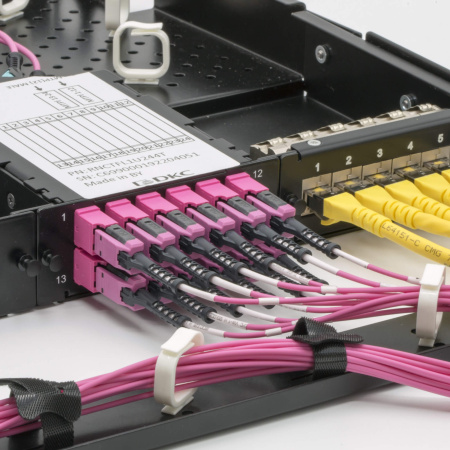 Оптическая патч-панель для установки 4 претерминированых кассет или адаптерных планок, 1U, черная DKC