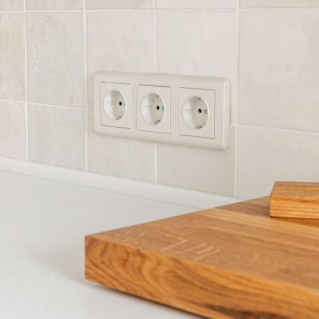 Встраиваемые механизмы Розетка СУ 1 мест. с зазем. 16А перламутр рифленый IP20 Werkel