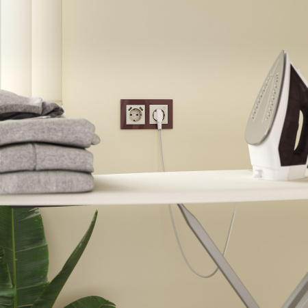 Умная встраиваемая розетка с заземлением с защитными шторками бежевая СУ IP20 Werkel