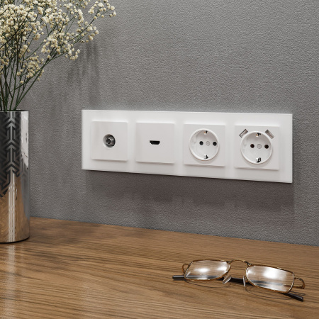 Favorit Рамка на 4 поста (белый матовый) Werkel